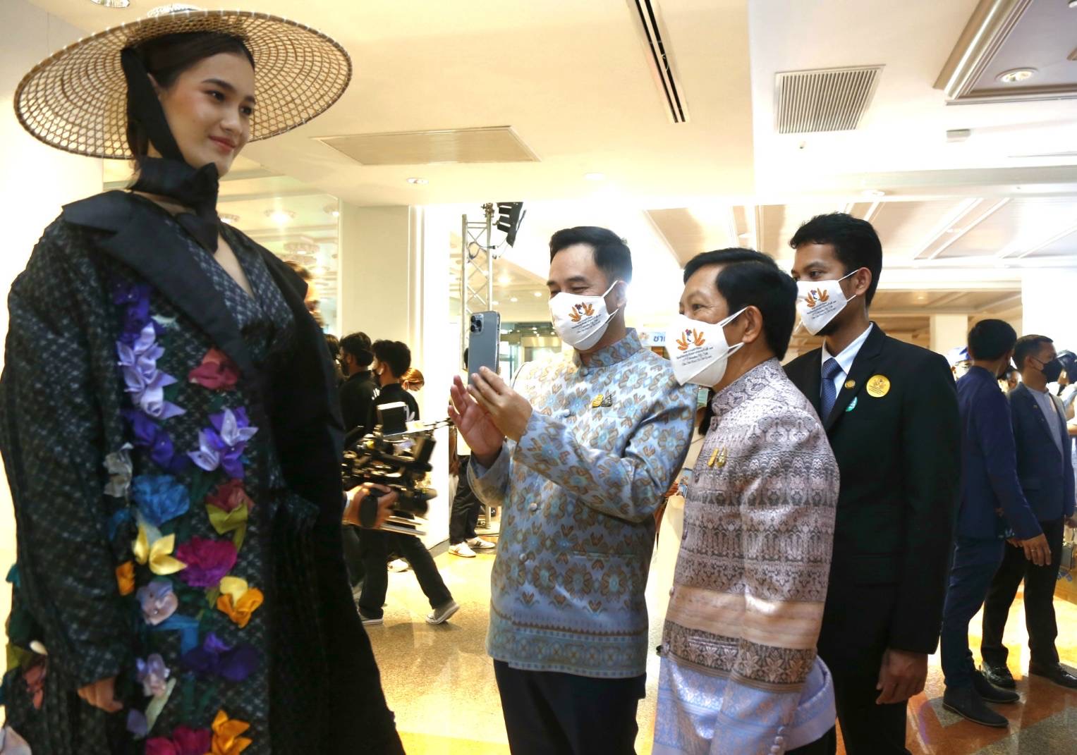 สถานทูตกว่า 100 ประเทศ ร่วมมหกรรม“ไหมไทยสู่เส้นทางโลก” ปีที่ 11 6 0C148CF2 D189 4424 82CC A9C7D5F28E36