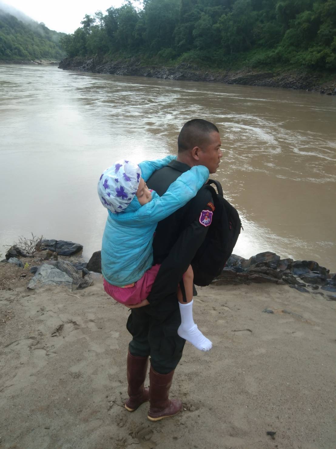 ตชด.ผู้เสียสละ เดินแบกนักเรียนหอบหืดกำเริบส่งโรงพยาบาล จ.แม่ฮ่องสอน 3 72EEF097 4C16 41E6 8DDE 0C13ACEFF4D8