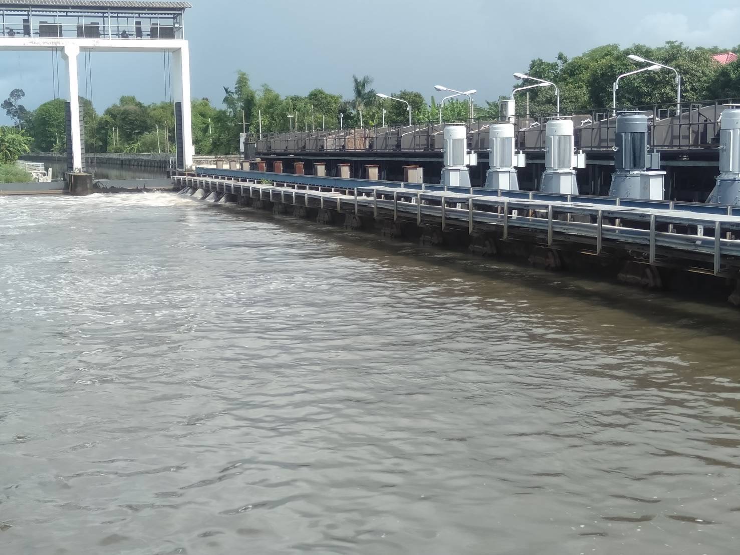 กรมชลฯชี้แจงน้ำท่วมกทม.ใช้ประตูระบายน้ำออกสู่ทะเลอย่างต่อเนื่อง 2 2C646DB3 C59C 4F4F BA8C 31DFE5E68B9F