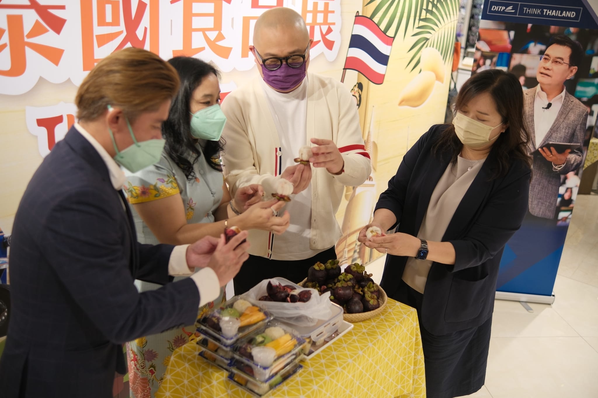 “ทูตพาณิชย์ฮ่องกง” ดึงนักแสดง-พิธีกรชื่อดัง โชว์วิธีปอก “มังคุด” สร้างความเข้าใจผู้บริโภค 2 62c26e6ce420d