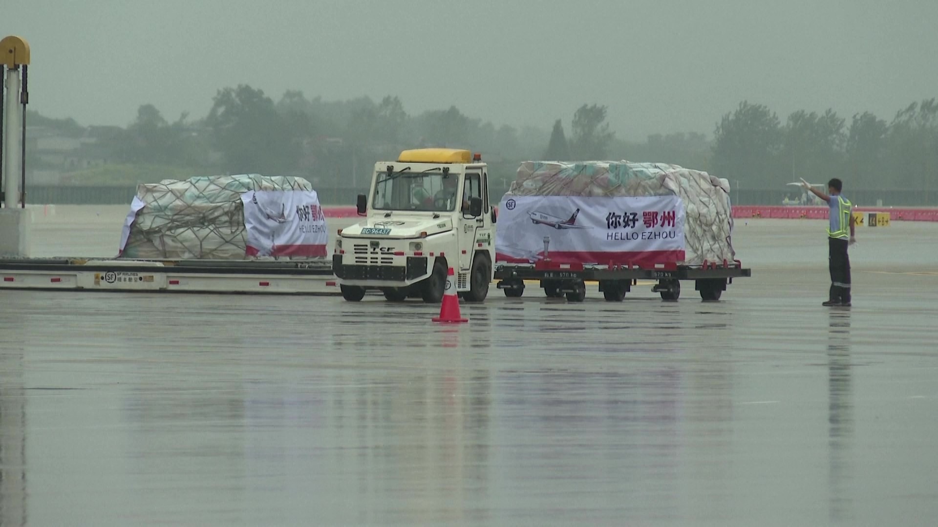 (มีคลิป)เปิดแล้ว! สนามบินขนถ่ายสินค้าแห่งแรกในเอเชีย 2 66AFCA74 1329 46EF BBDD 4F70CB3D648C