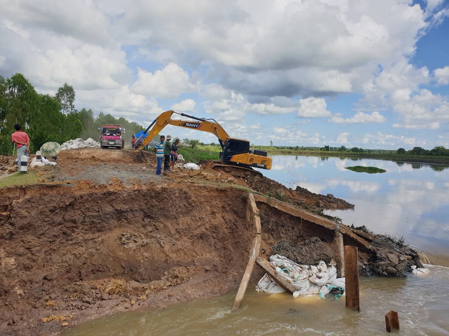 ชลประทานวางบิ๊กแบ็ก หวังลดการกัดเซาะทำนบดิน อ่างฯลำตะโคง จ.บุรีรัมย์ 4 297120