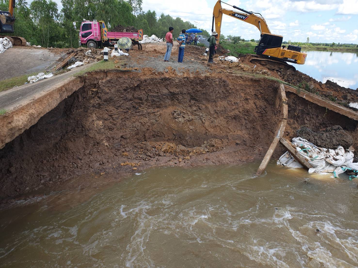 ชลประทานวางบิ๊กแบ็ก หวังลดการกัดเซาะทำนบดิน อ่างฯลำตะโคง จ.บุรีรัมย์ 5 297121