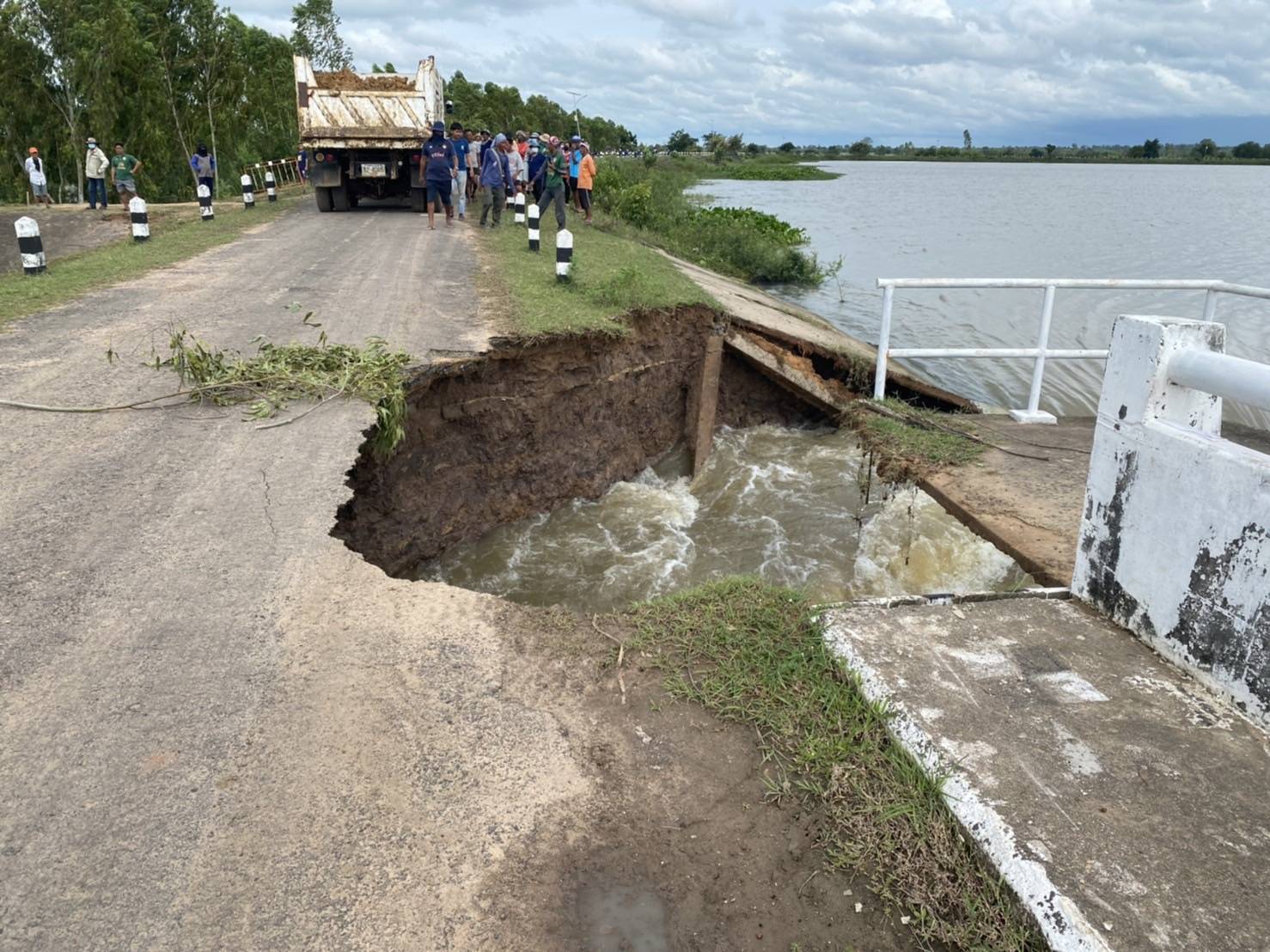 ชลประทานวางบิ๊กแบ็ก หวังลดการกัดเซาะทำนบดิน อ่างฯลำตะโคง จ.บุรีรัมย์ 2 297122