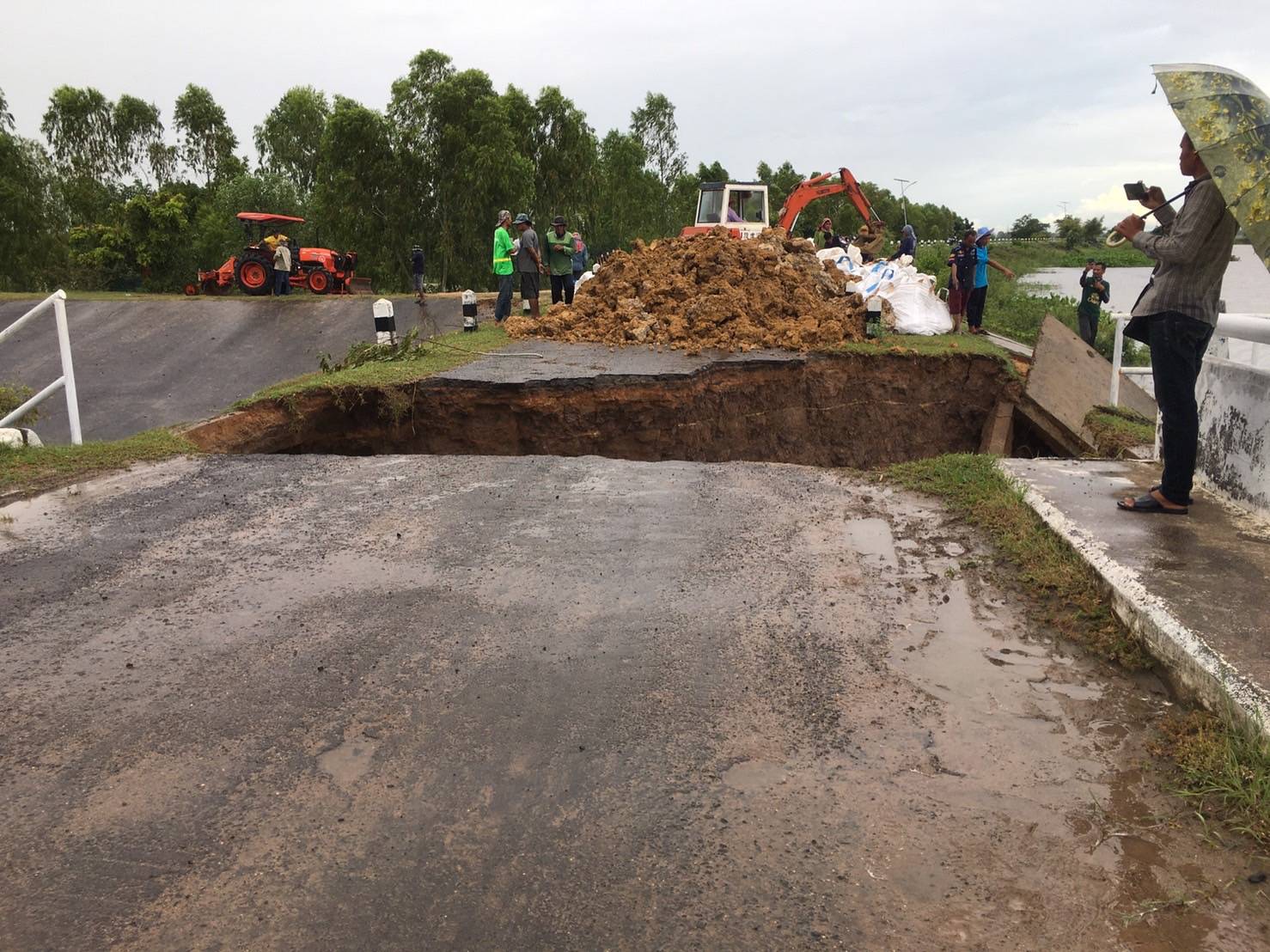 ชลประทานวางบิ๊กแบ็ก หวังลดการกัดเซาะทำนบดิน อ่างฯลำตะโคง จ.บุรีรัมย์ 3 297124