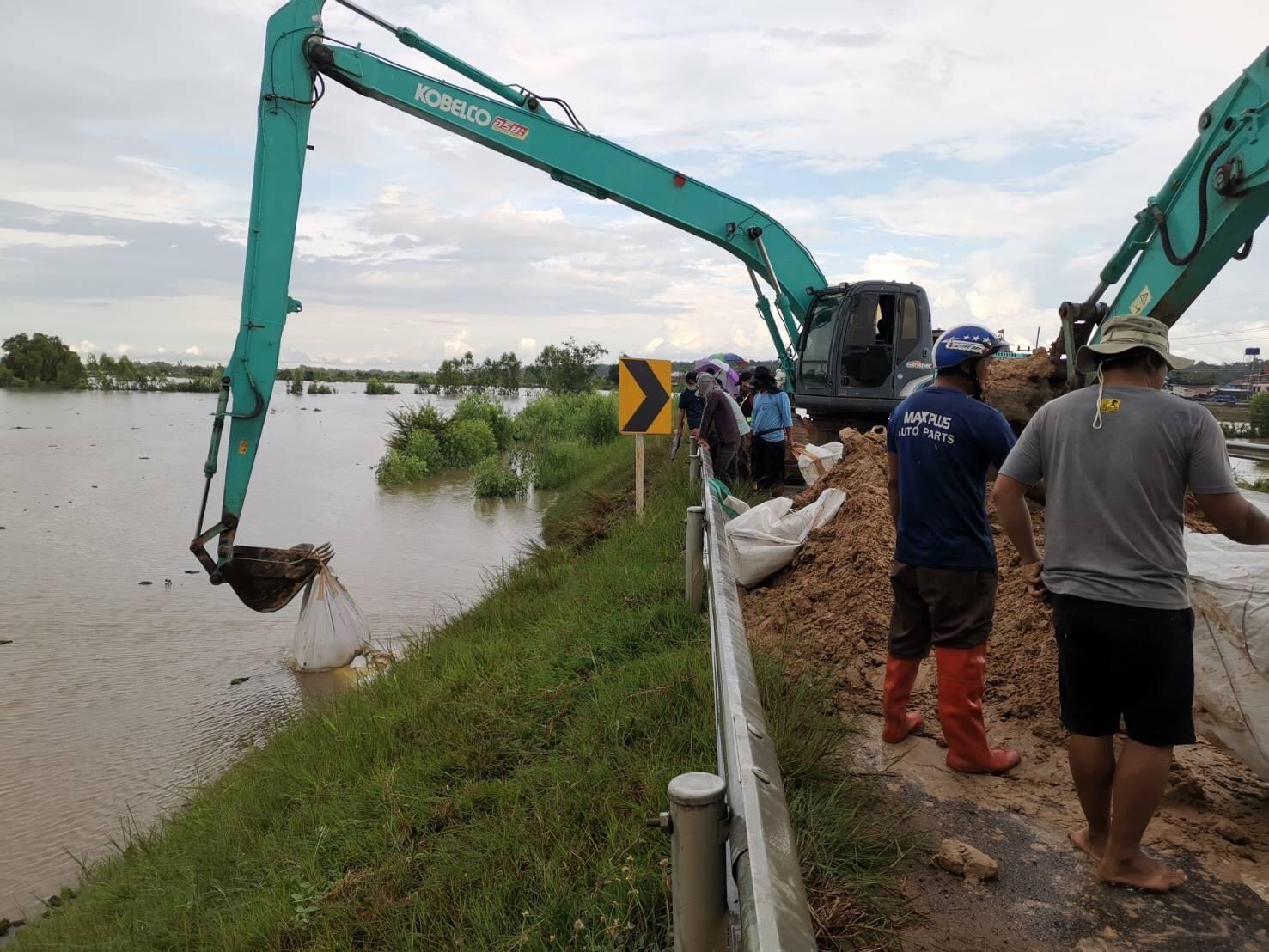เร่งซ่อมพนังกั้นน้ำฝั่งขวา”ลำเสียวใหญ่”จ.ศรีสะเกษ ป้องกันผลกระทบพื้นที่เกษตร 3 0C41D2A1 5840 4A4D AFE8 BC3E84D16323