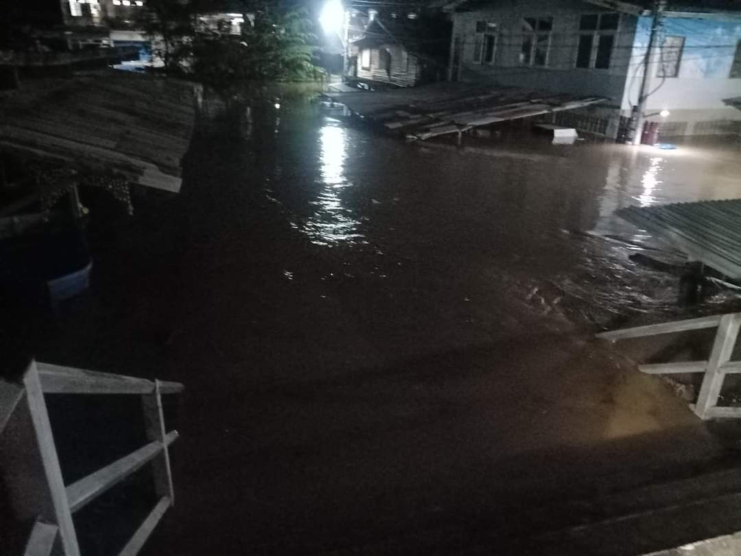 ระทึก คันกั้นน้ำเมืองชัยนาทแตก น้ำทะลัก หลายหน่วยงานช่วยกันเร่งซ่อม 2 311270644 409547241347100 6972898936172041198 n