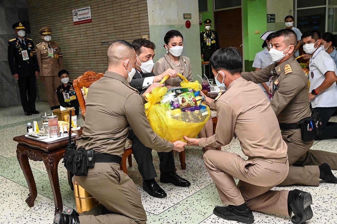 พระบาทสมเด็จพระเจ้าอยู่หัวและสมเด็จพระนางเจ้าฯ พระบรมราชินี เสด็จฯทรงเยี่ยมครอบครัวผู้เสียชีวิตและบาดเจ็บจากเหตุโศกนาฏกรรมใน จ.หนองบัวลำภู 4 640D0AE4 8B8C 490E BC89 15B7D355DA78