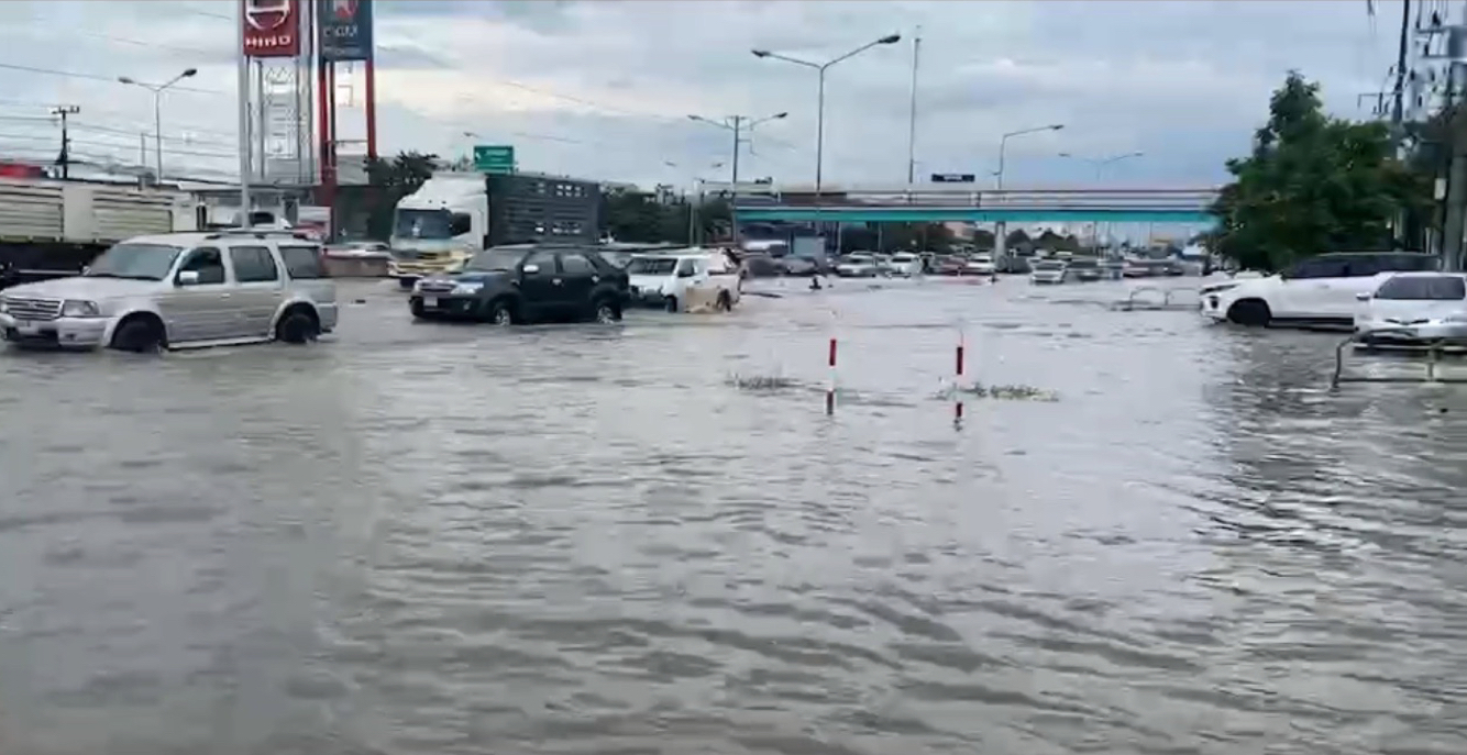 น้ำท่วมในพื้นที่ จ.นครปฐม ส่งผลให้การจราจรติดขัดตลอดวันทั้งถนนสายหลัก-สายรอง 5 A81F3920 2B76 4F46 91E7 16ADCE4CF54D