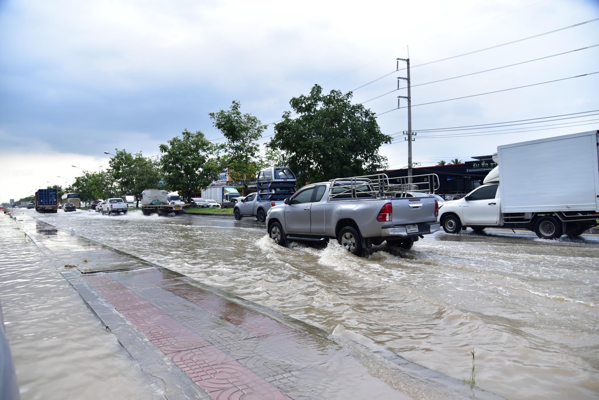 น้ำท่วมในพื้นที่ จ.นครปฐม ส่งผลให้การจราจรติดขัดตลอดวันทั้งถนนสายหลัก-สายรอง 3 B5E7CFDF C767 48A2 932B ED6C3C6BA910