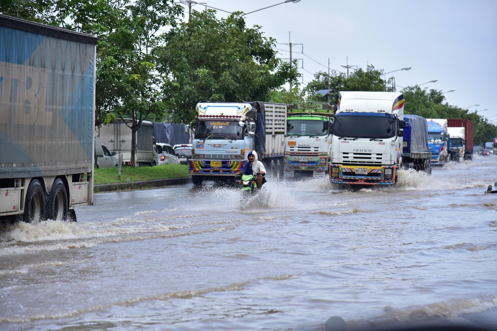น้ำท่วมในพื้นที่ จ.นครปฐม ส่งผลให้การจราจรติดขัดตลอดวันทั้งถนนสายหลัก-สายรอง 4 BC5592B2 F654 4371 8048 BF6A8C139915