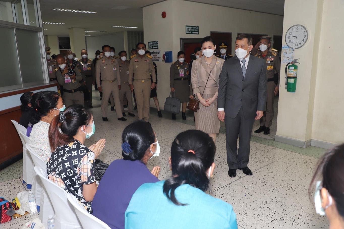พระบาทสมเด็จพระเจ้าอยู่หัวและสมเด็จพระนางเจ้าฯ พระบรมราชินี เสด็จฯทรงเยี่ยมครอบครัวผู้เสียชีวิตและบาดเจ็บจากเหตุโศกนาฏกรรมใน จ.หนองบัวลำภู 5 C88DB11E 25E1 4A4A 9A46 E7A9CF927253