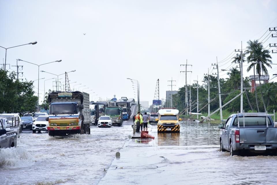 น้ำท่วมในพื้นที่ จ.นครปฐม ส่งผลให้การจราจรติดขัดตลอดวันทั้งถนนสายหลัก-สายรอง 2 CC0E41D1 41D2 4783 9BD8 60B8E6393888