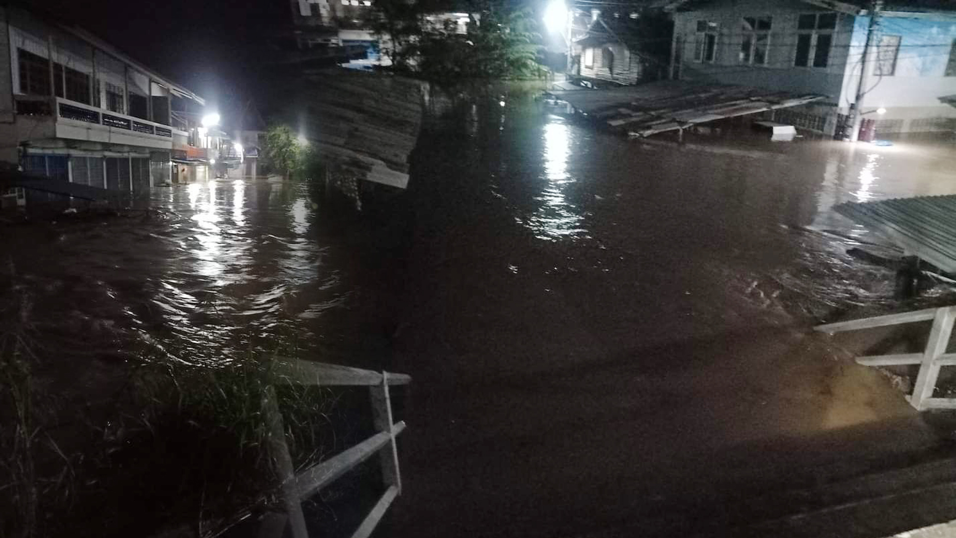 ระทึก คันกั้นน้ำเมืองชัยนาทแตก น้ำทะลัก หลายหน่วยงานช่วยกันเร่งซ่อม 1 ท่วม000000