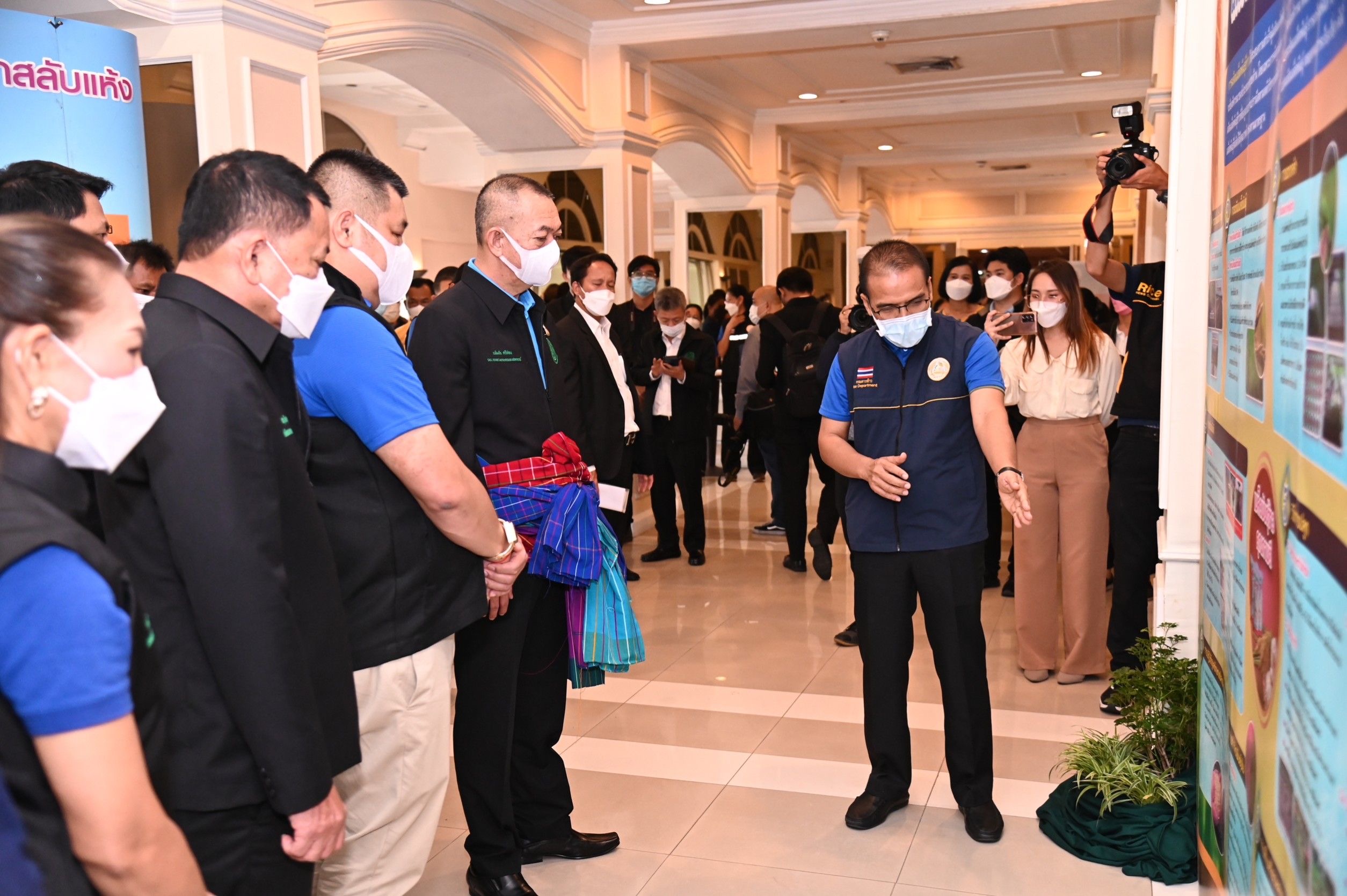 เกษตรฯชูศูนย์ข้าวชุมชนเป็นศูนย์กระจายเมล็ดพันธุ์คุณภาพดีส่งตรงถึงมือชาวนา พร้อมทวงแชมป์ส่งออกข้าวกลับคืนมา 5 22D35801 0847 4446 8F23 0E30E7EAAC8D