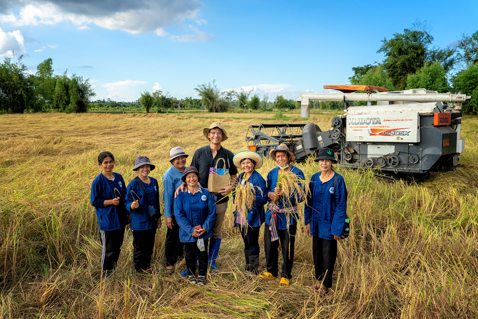 “กรณ์”ลงนาเกี่ยว“ข้าวอิ่มมหาสารคาม”ครบปี 9 ชาวนาปลื้มทำข้าวอินทรีย์ ปลดหนี้ทั้งหมู่บ้าน มุ่งมั่นทำเกษตรพรีเมียมได้รับรางวัลระดับประเทศ 2 59C7ED40 62F2 44B2 8E27 68F13ED7A3F9