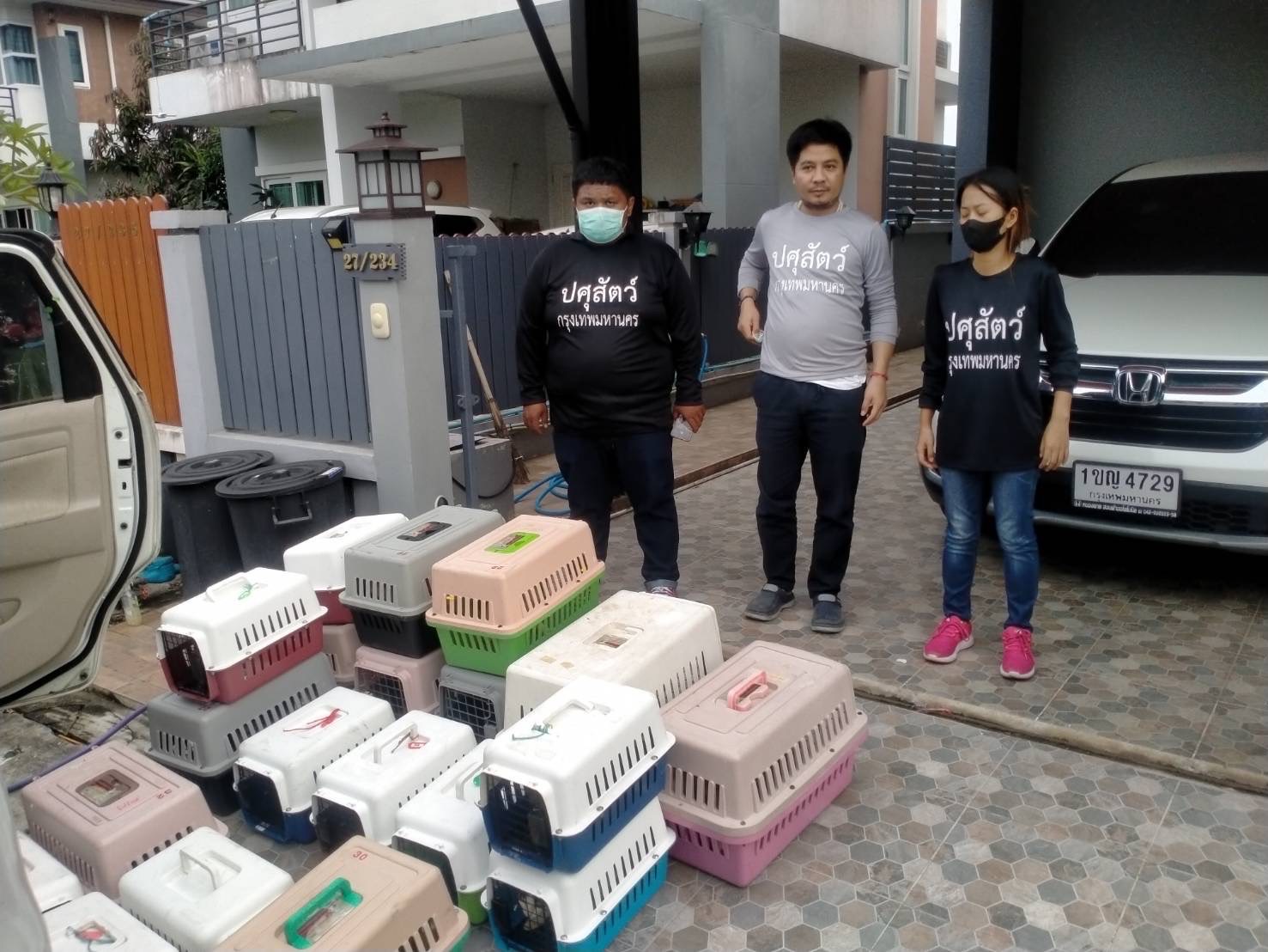 หลายหน่วยสนธิกำลังบุกช่วยหมา-แมว ถูกทิ้งหิวโซ และยังพบซากสัตว์ตายเกลื่อนบ้านย่านคลองสามวา 3 ACC224EB 049F 4273 A371 F42343AE0622