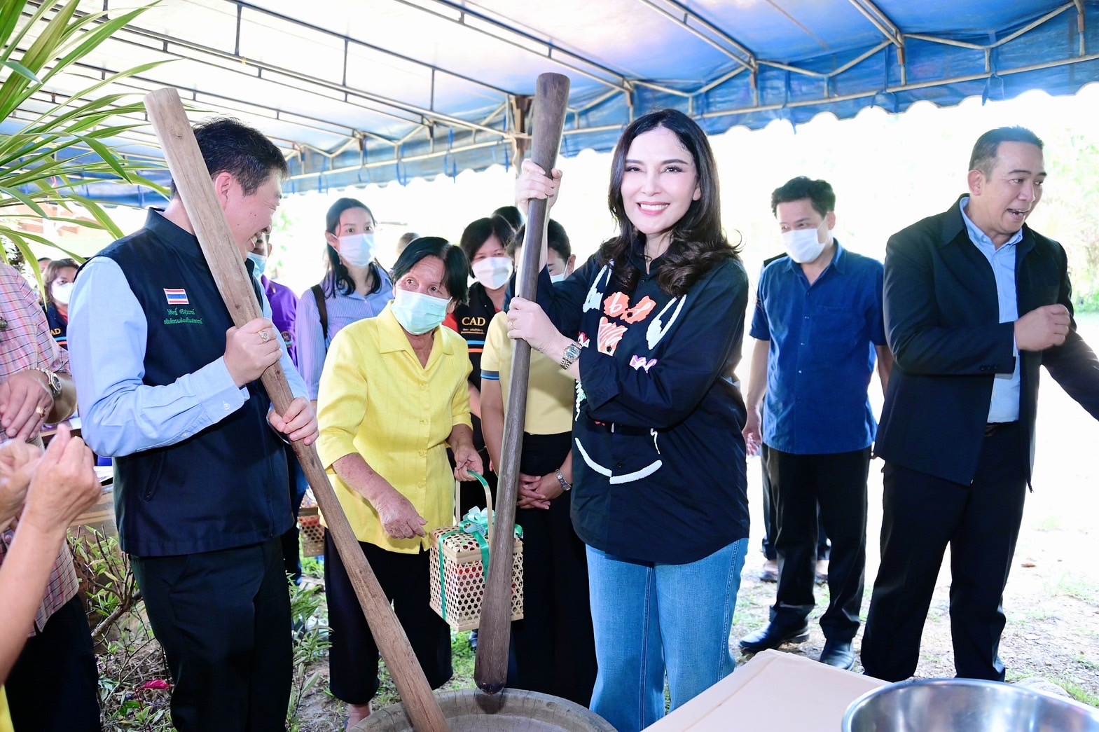 รมช.เกษตรฯ มนัญญา ตรวจเยี่ยมสหกรณ์การเกษตรเกาะช้าง หนุนการทำกะปิเกาะช้าง สร้างรายได้ให้สมาชิก 2 318452811 586485596816353 4150112307688509058 n