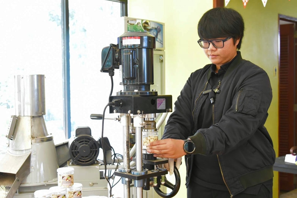 วช.ชู นวัตกรรมเครื่องสีเปลือกแมคคาเดเมีย พืชเศรษฐกิจสู่การแปรรูปออกสู่ตลาดโลก 3 321615856 1340233170126242 8429412726916960415 n