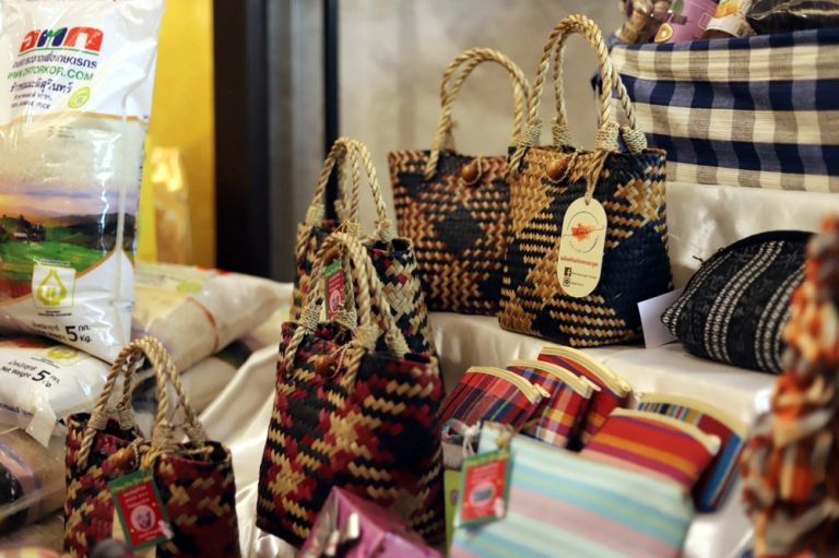 ส.ป.ก. ร่วมงานส่งสุขปีใหม่ 2566 นำผลิตภัณฑ์สินค้าเกษตรในเขตปฏิรูปที่ดิน หลากหลายประเภท มอบให้ประชาชน 2 b1c11a382ecb665308ff4912c0391b05b54f5b212bf3ac49e817a28f5d2ab0fa