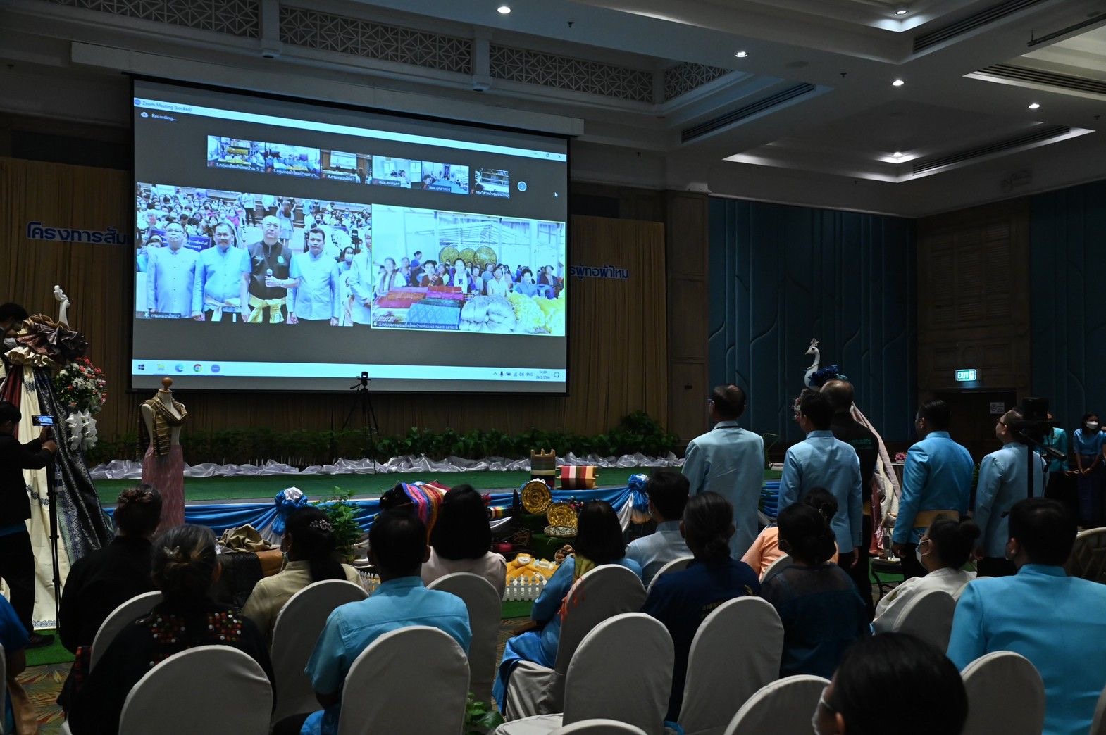 กรมหม่อนไหมเปิดตลาด”เส้นไหม”เชื่อมโยงเกษตรกรผู้ผลิตกับกลุ่มทอผ้าไหม ตามนโยบายตลาดนำการผลิต 3 A4AA52D4 3184 4C4B B4FF EB8AB4E6E550