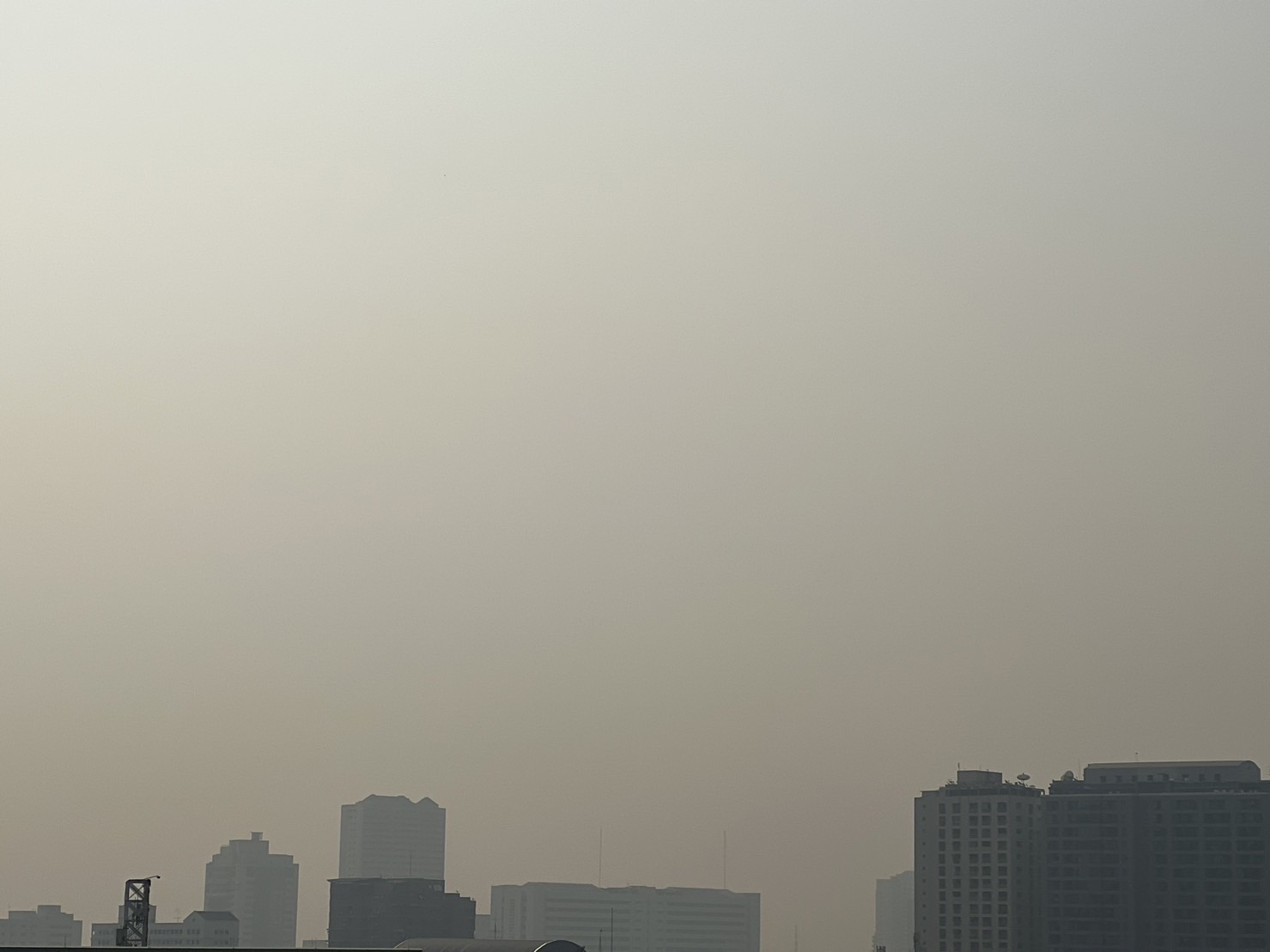 กรมอุตุฯเผยไทยตอนบนมีอุณหภูมิสูงขึ้น ส่วนค่าฝุ่น PM2.5 ยังพุ่งสูงเกินมาตรฐานหลายพื้นที่ 2 DDBD08CA EEF6 4887 A89E 708BE27004A9