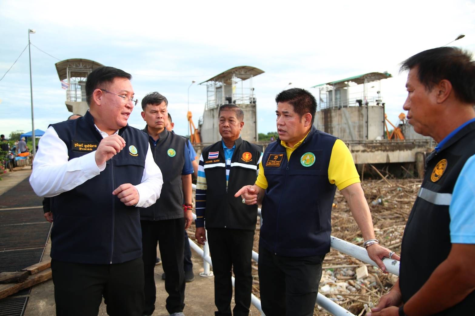 ประมวลภาพ รมว.ธรรมนัส ลงพื้นที่ติดตามสถานการณ์น้ำ จ.สุโขทัย ประชาชนได้รับความเดือดร้อน 1,365 ครัวเรือน 2,814 คน พื้นที่ทางเกษตร 62,483.50 ไร่ 6 540507