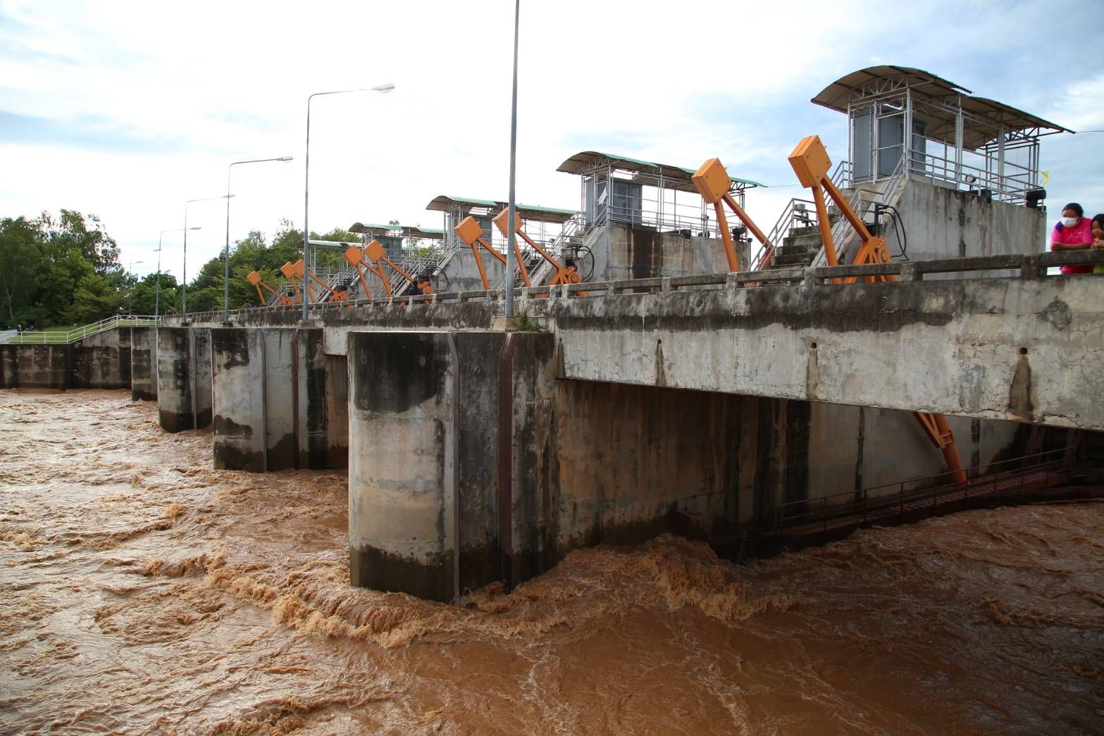 ประมวลภาพ รมว.ธรรมนัส ลงพื้นที่ติดตามสถานการณ์น้ำ จ.สุโขทัย ประชาชนได้รับความเดือดร้อน 1,365 ครัวเรือน 2,814 คน พื้นที่ทางเกษตร 62,483.50 ไร่ 10 540552
