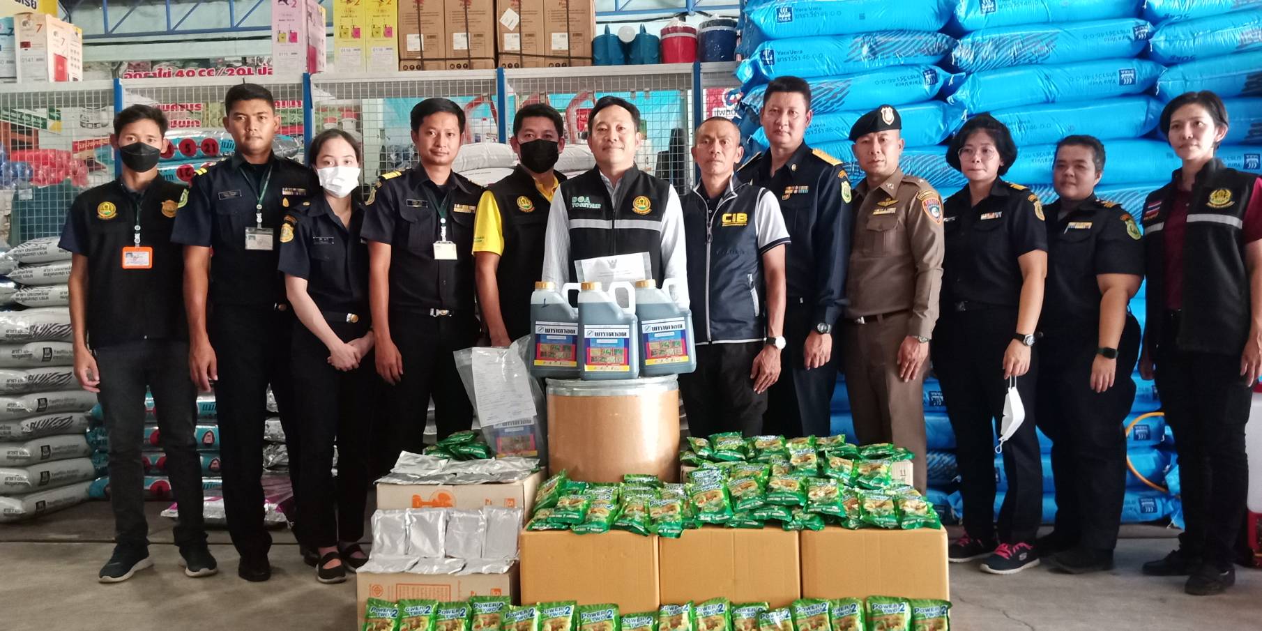 กรมวิชาการเกษตรขานรับนโยบาย “ธรรมนัส” ประกาศสงครามสินค้าเกษตรเถื่อน บุกจับวัตถุอันตรายผิดกฎหมาย จังหวัดกาญจนบุรี 2 627289