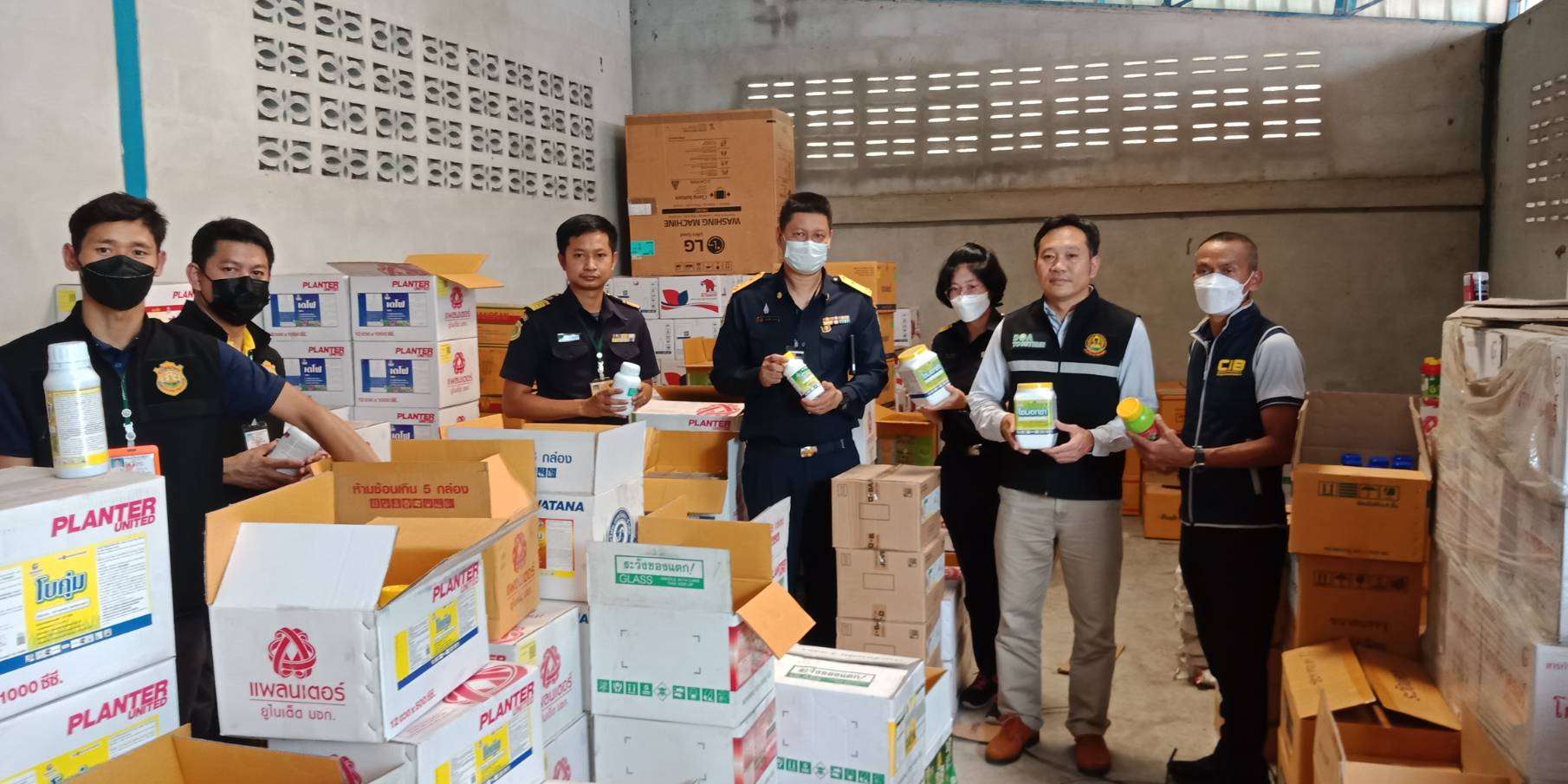 กรมวิชาการเกษตรขานรับนโยบาย “ธรรมนัส” ประกาศสงครามสินค้าเกษตรเถื่อน บุกจับวัตถุอันตรายผิดกฎหมาย จังหวัดกาญจนบุรี 3 627290