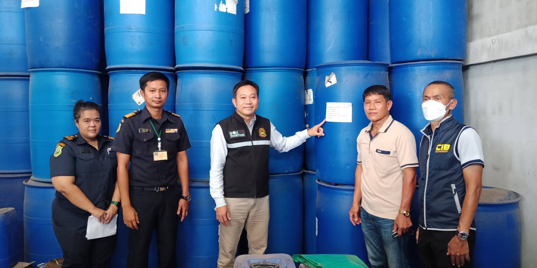 กรมวิชาการเกษตรขานรับนโยบาย “ธรรมนัส” ประกาศสงครามสินค้าเกษตรเถื่อน บุกจับวัตถุอันตรายผิดกฎหมาย จังหวัดกาญจนบุรี 4 627291