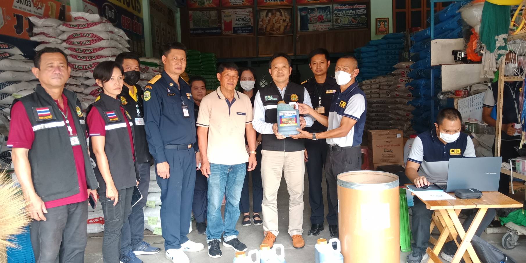 กรมวิชาการเกษตรขานรับนโยบาย “ธรรมนัส” ประกาศสงครามสินค้าเกษตรเถื่อน บุกจับวัตถุอันตรายผิดกฎหมาย จังหวัดกาญจนบุรี 5 627292