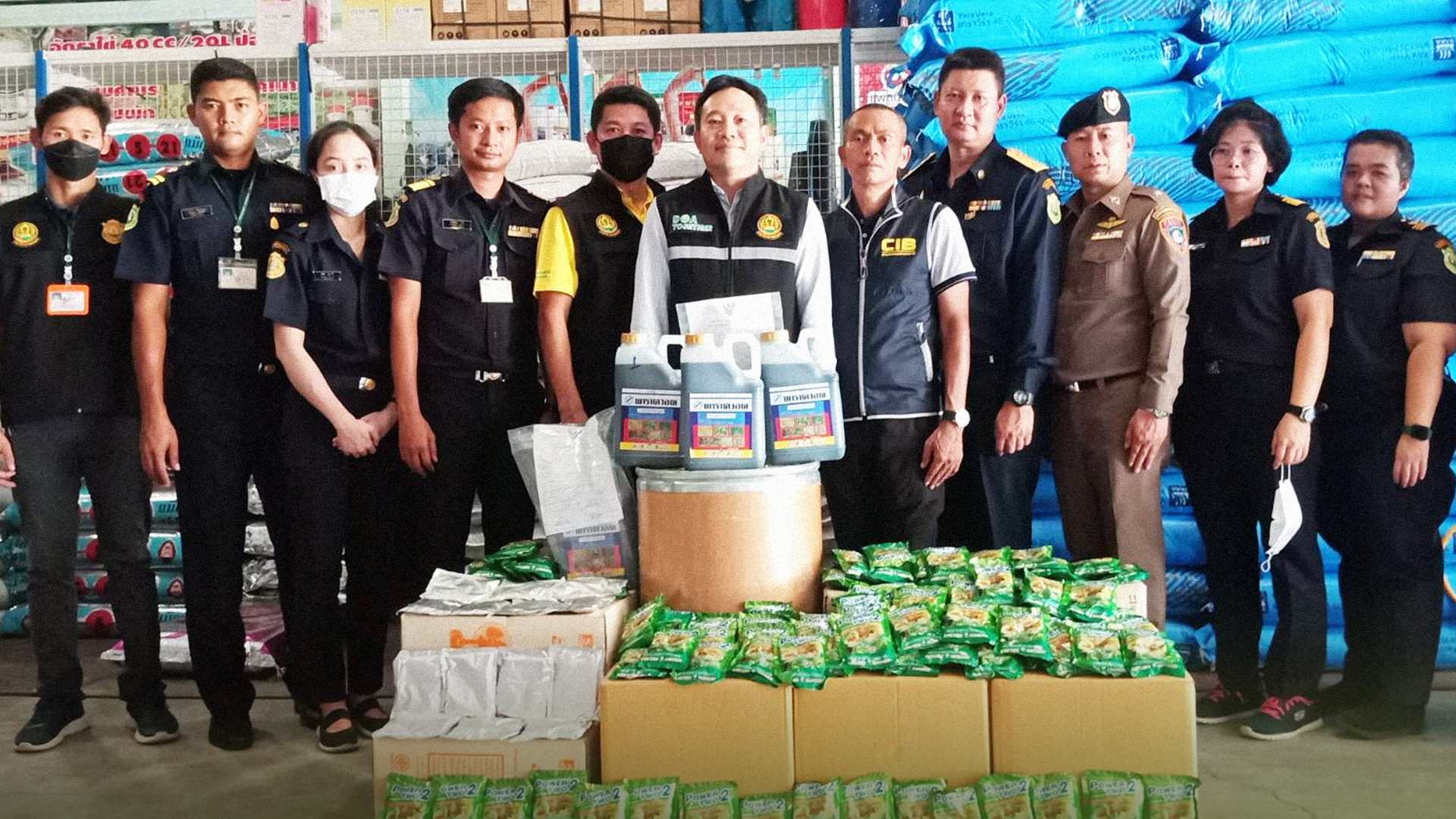 กรมวิชาการเกษตรขานรับนโยบาย “ธรรมนัส” ประกาศสงครามสินค้าเกษตรเถื่อน บุกจับวัตถุอันตรายผิดกฎหมาย จังหวัดกาญจนบุรี 1 ตอบ 1