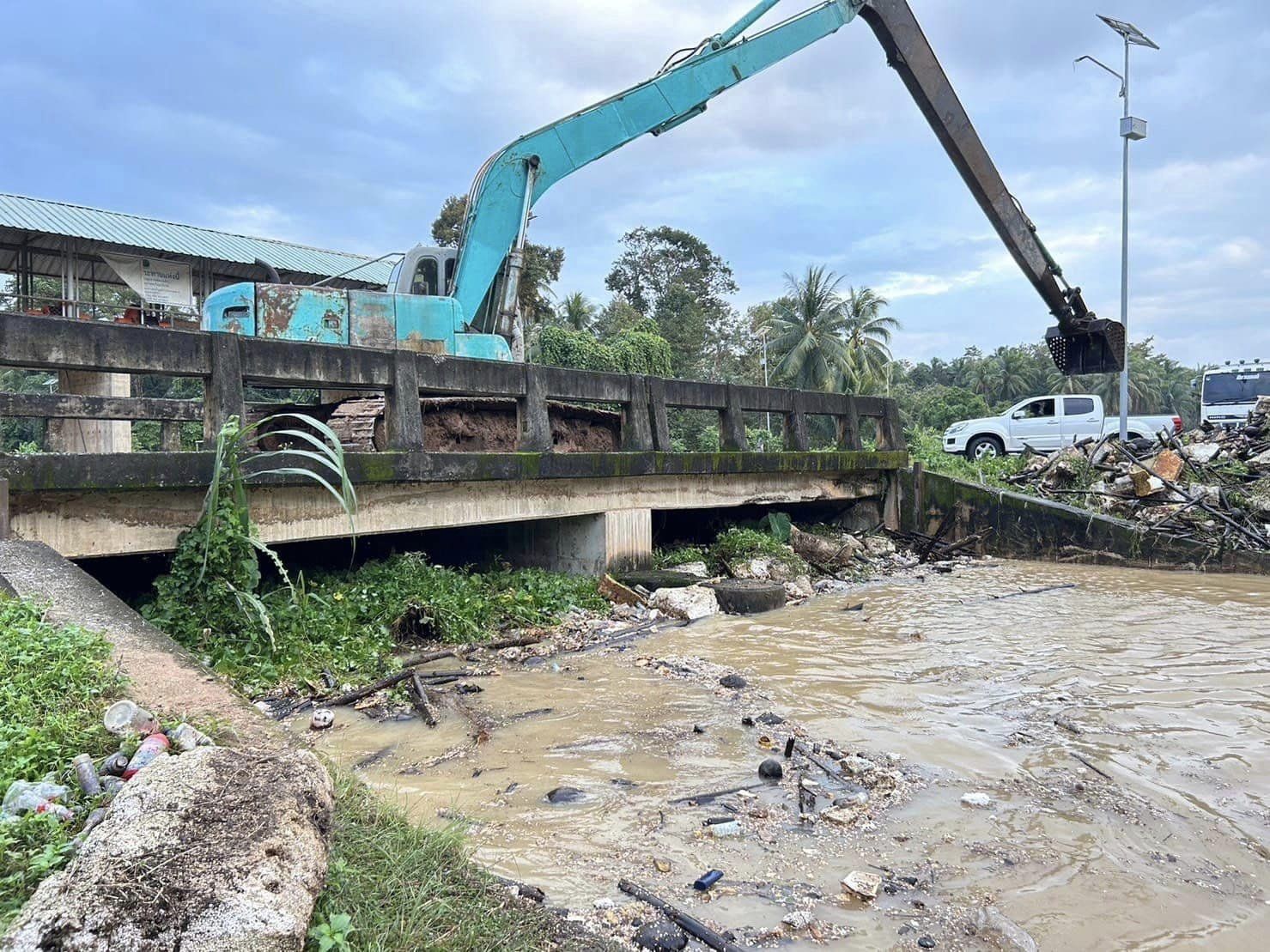 ชป.เดินหน้าบรรเทาอุทกภัย จ.ปัตตานี 2 415327826 764399575734649 8738996603330813652 n