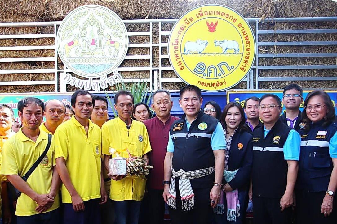 รมว.เกษตรฯ ธรรมนัส พร้อมด้วยอธิบดีกรมปศุสัตว์ มอบปัจจัยการผลิตด้านปศุสัตว์แก่เกษตรกรจ.บึงกาฬ 2 S 4972581