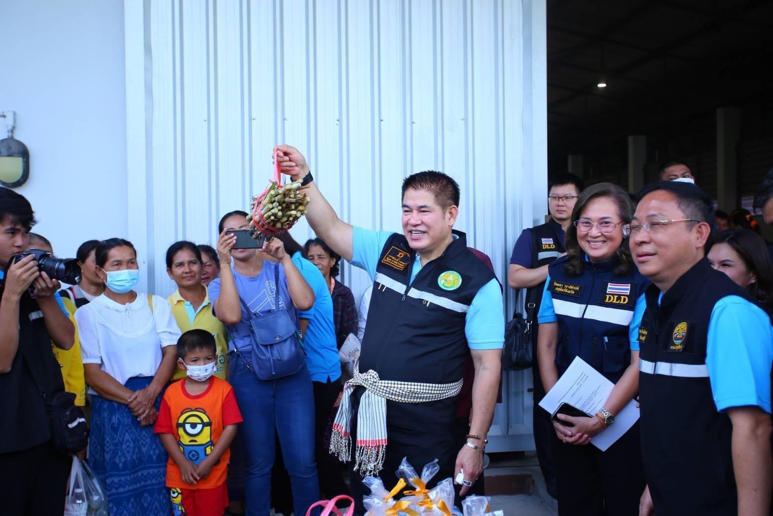 รมว.เกษตรฯ ธรรมนัส พร้อมด้วยอธิบดีกรมปศุสัตว์ มอบปัจจัยการผลิตด้านปศุสัตว์แก่เกษตรกรจ.บึงกาฬ 3 S 4972583