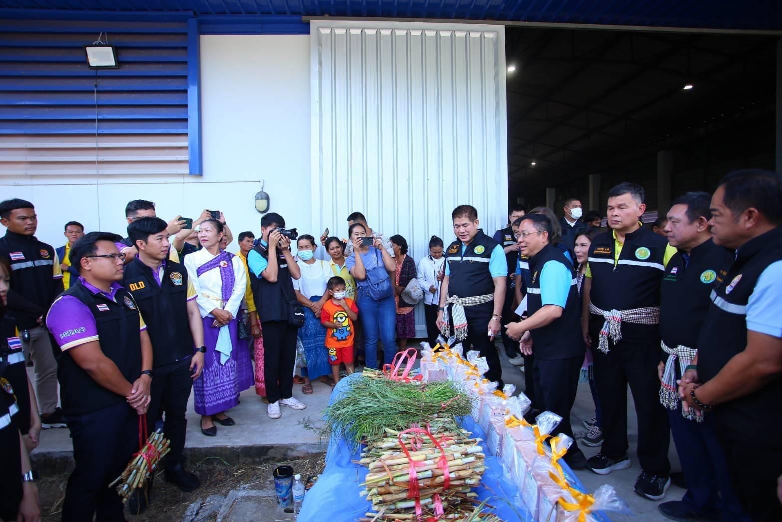 รมว.เกษตรฯ ธรรมนัส พร้อมด้วยอธิบดีกรมปศุสัตว์ มอบปัจจัยการผลิตด้านปศุสัตว์แก่เกษตรกรจ.บึงกาฬ 4 S 4972585