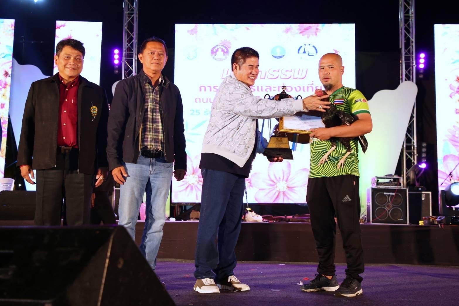 รมว.เกษตรฯธรรมนัส มอบรางวัลประกวดไก่พื้นเมืองสวยงาม งานมหกรรมสินค้าเกษตรมูลค่าสูง ครั้งที่ 1 ภายใต้งานมหกรรมการเกษตรและท่องเที่ยวถนนสายดอกไม้งามริมกว๊านพะเยา 1 416047848 683672823875648 94097339296754554 n