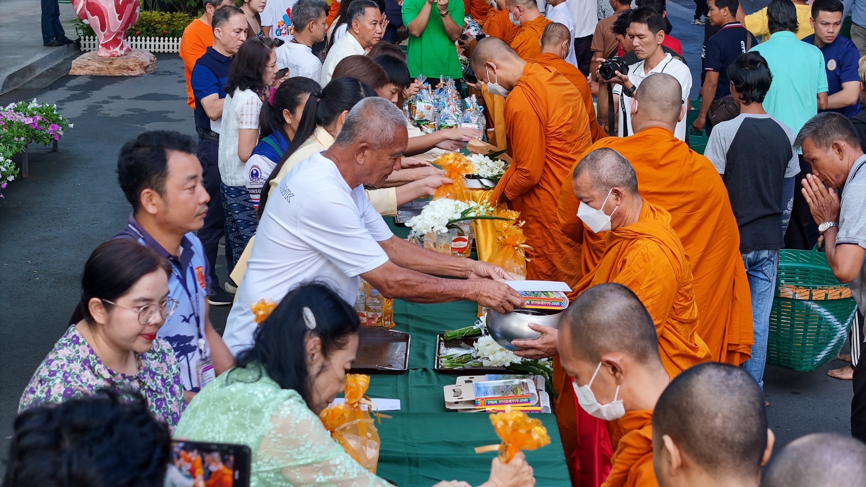 สวนนงนุชพัทยา ต้อนรับวันปีใหม่ 2567 จัดพิธีทำบุญตักบาตรพระ 9 วัด 19 รูป และนำน้องช้าง 9 เชือกร่วมพิธี 3 S 5448105