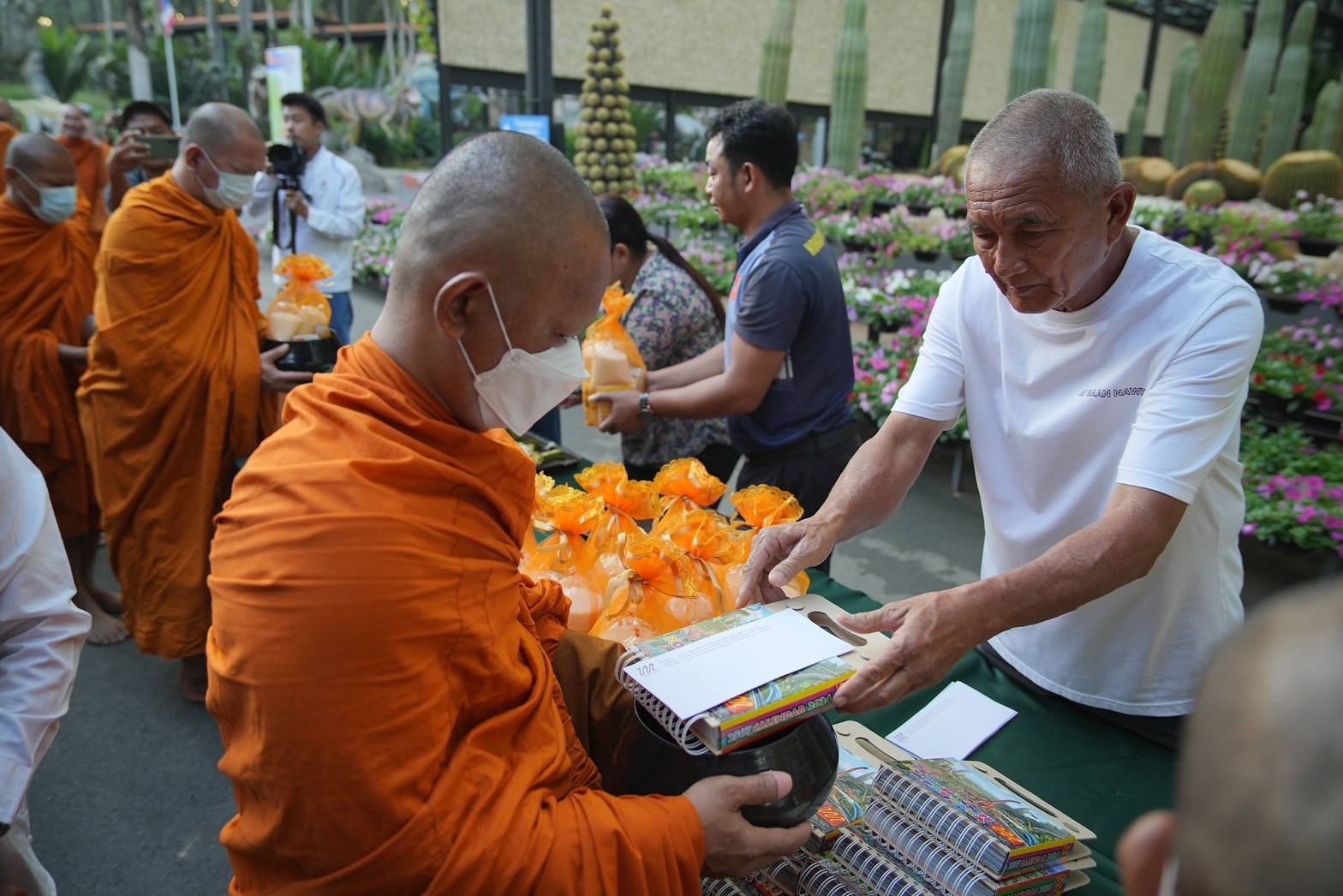 สวนนงนุชพัทยา ต้อนรับวันปีใหม่ 2567 จัดพิธีทำบุญตักบาตรพระ 9 วัด 19 รูป และนำน้องช้าง 9 เชือกร่วมพิธี 2 S 5448106