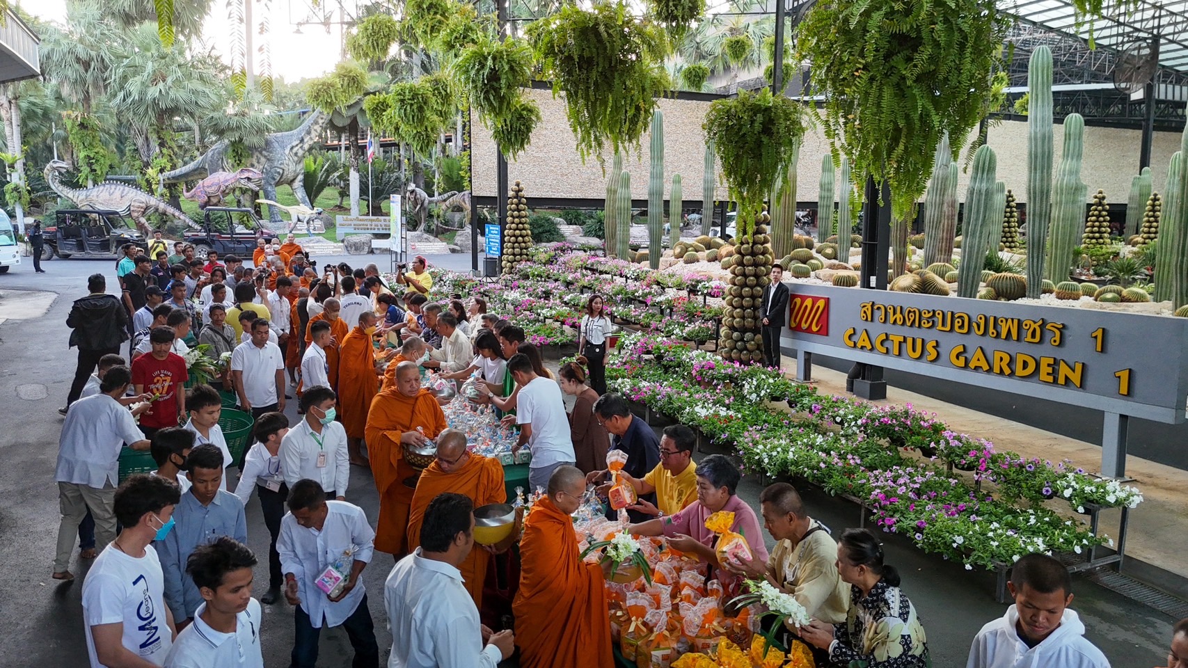 สวนนงนุชพัทยา ต้อนรับวันปีใหม่ 2567 จัดพิธีทำบุญตักบาตรพระ 9 วัด 19 รูป และนำน้องช้าง 9 เชือกร่วมพิธี 7 S 5448112