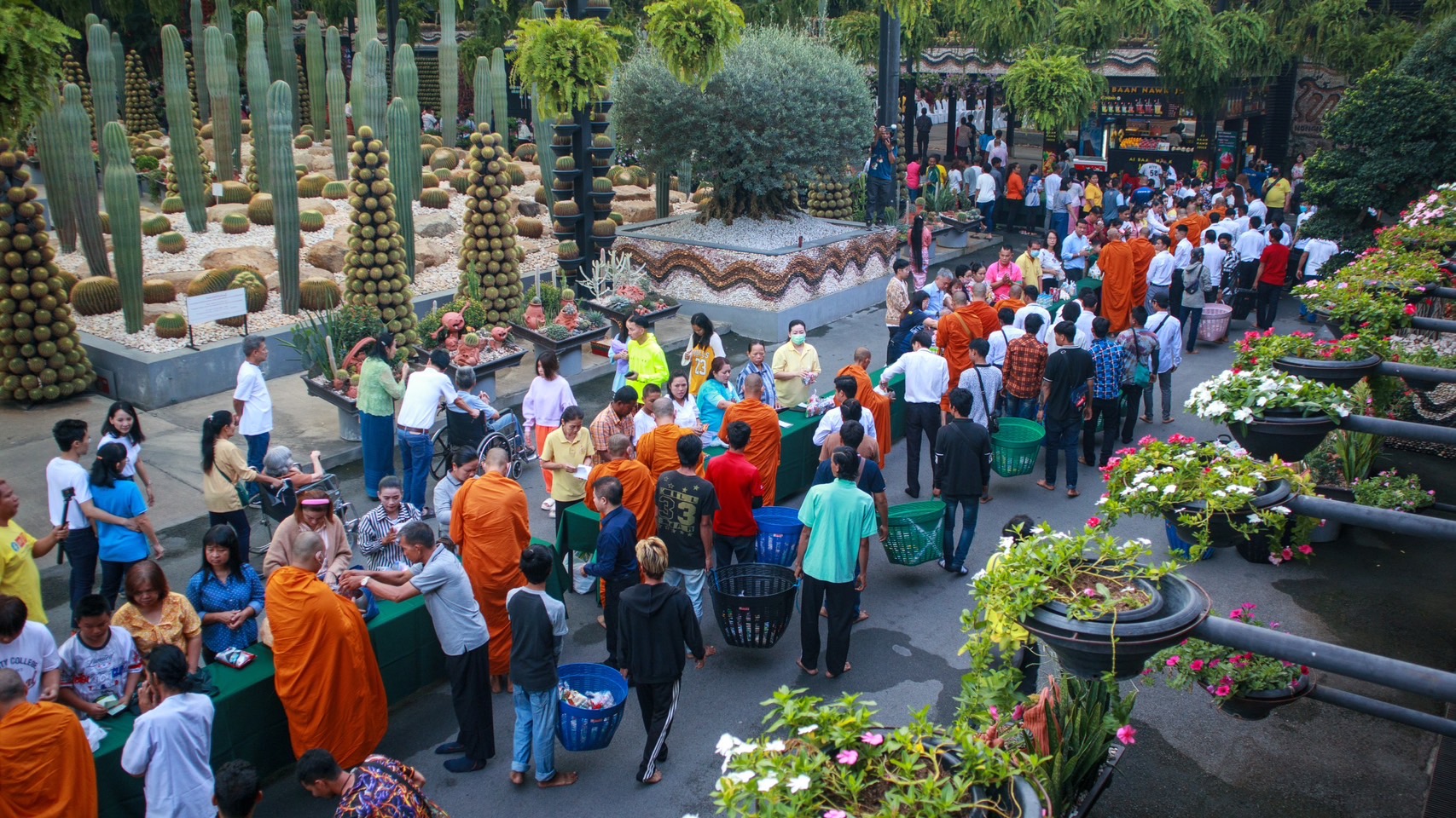 สวนนงนุชพัทยา ต้อนรับวันปีใหม่ 2567 จัดพิธีทำบุญตักบาตรพระ 9 วัด 19 รูป และนำน้องช้าง 9 เชือกร่วมพิธี 8 S 5448114