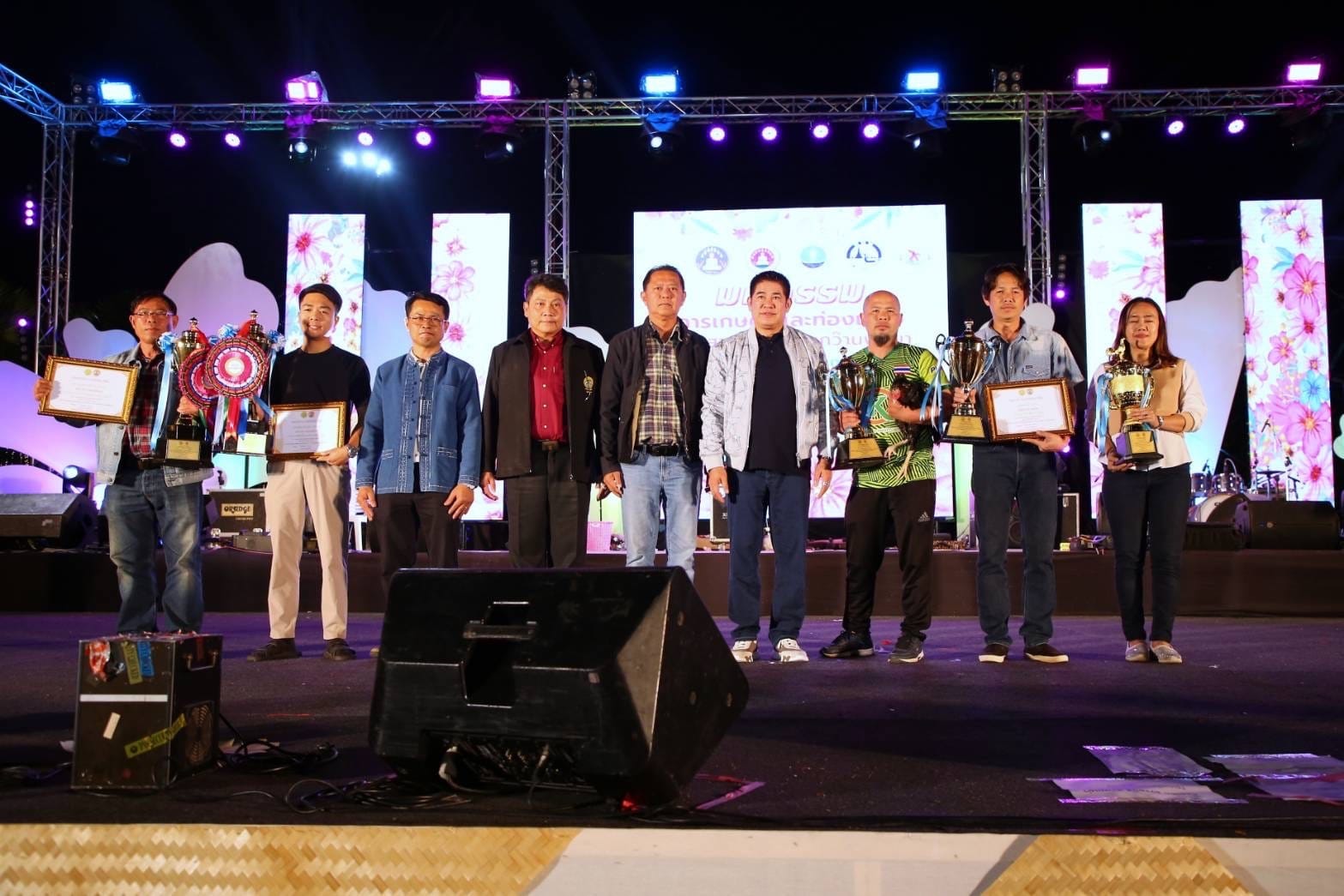 รมว.เกษตรฯธรรมนัส มอบรางวัลประกวดไก่พื้นเมืองสวยงาม งานมหกรรมสินค้าเกษตรมูลค่าสูง ครั้งที่ 1 ภายใต้งานมหกรรมการเกษตรและท่องเที่ยวถนนสายดอกไม้งามริมกว๊านพะเยา 2 ไก่