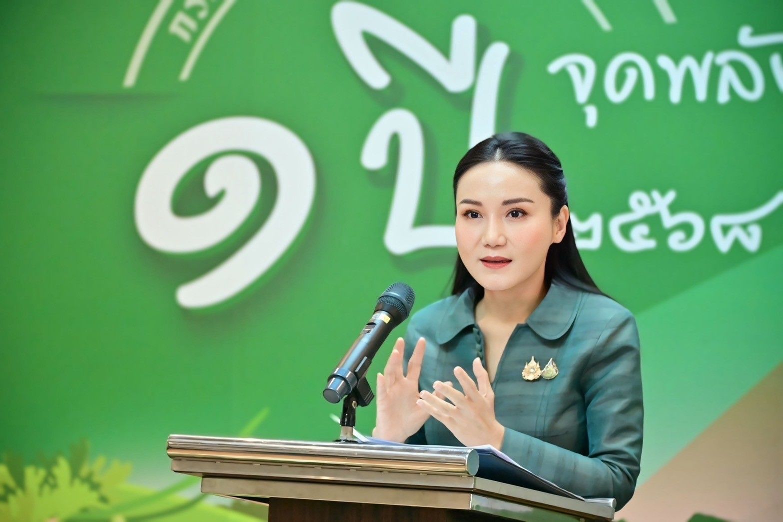ฉลองส่งท้ายปี “รมว.นฤมล” ยกทัพขบวนความสุขส่งมอบของขวัญปีใหม่ “มุ่งให้เกษตรกรไทยมีกิน มีใช้” พร้อมเปิดแหล่งท่องเที่ยวเข้าชมฟรี ชวนช็อปสินค้าเกษตรคุณภาพ ถูกใจทั้งผู้รับและผู้ให้ 2 1092616 1