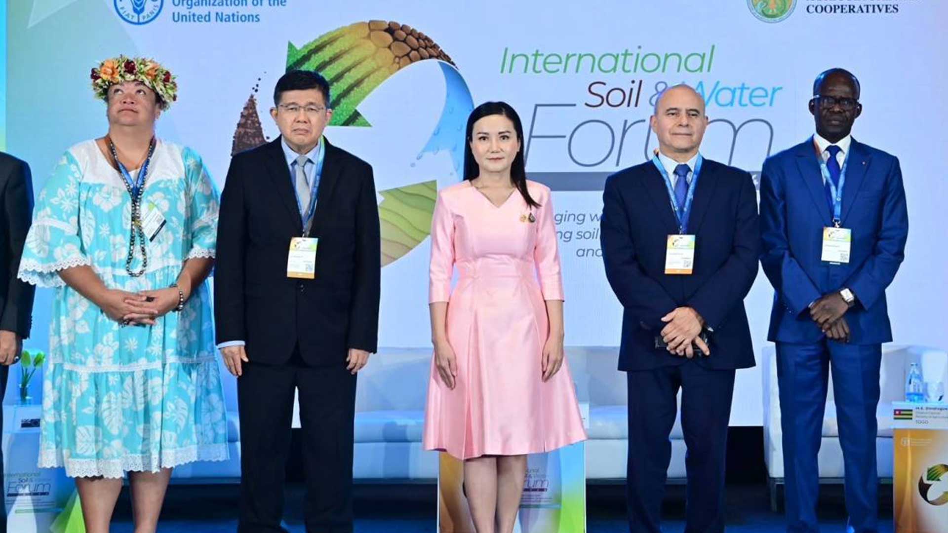 นฤมลร่วมเปิดประชุม3