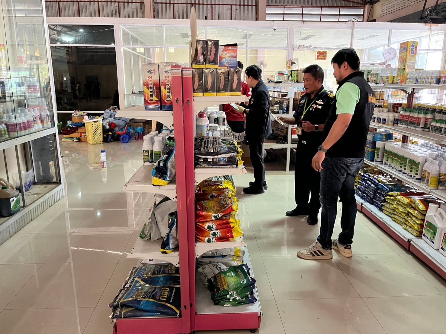 อธิบดีกรมวิชาการเกษตร สั่งการ สวพ. 2 ขยายผลจับกุม วัตถุอันตรายที่ไม่ได้ขึ้นทะเบียน และปุ๋ยเคมีที่ไม่ได้ขึ้นทะเบียน มูลค่า 1.5 ล้านบาท ตามนโยบาย รมว.เกษตร สงครามสินค้าเกษตรผิดกฎหมาย 7 S 11132964