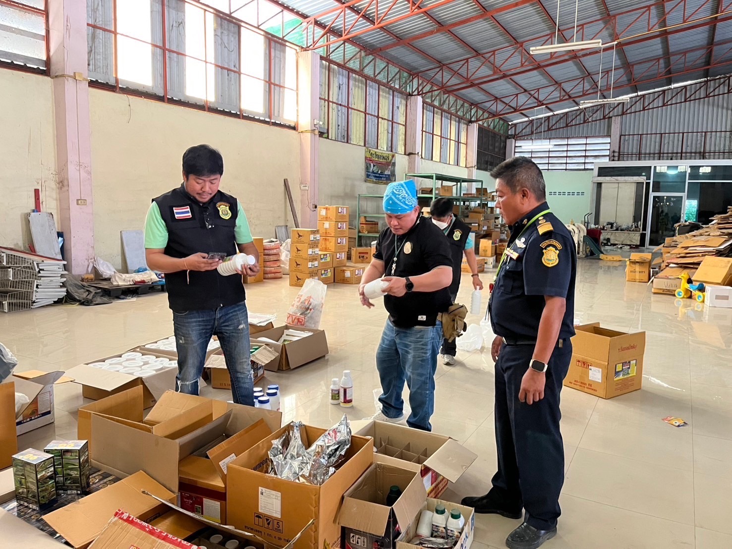 อธิบดีกรมวิชาการเกษตร สั่งการ สวพ. 2 ขยายผลจับกุม วัตถุอันตรายที่ไม่ได้ขึ้นทะเบียน และปุ๋ยเคมีที่ไม่ได้ขึ้นทะเบียน มูลค่า 1.5 ล้านบาท ตามนโยบาย รมว.เกษตร สงครามสินค้าเกษตรผิดกฎหมาย 4 S 11132968