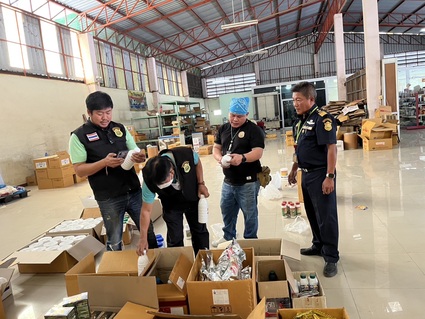 อธิบดีกรมวิชาการเกษตร สั่งการ สวพ. 2 ขยายผลจับกุม วัตถุอันตรายที่ไม่ได้ขึ้นทะเบียน และปุ๋ยเคมีที่ไม่ได้ขึ้นทะเบียน มูลค่า 1.5 ล้านบาท ตามนโยบาย รมว.เกษตร สงครามสินค้าเกษตรผิดกฎหมาย 3 S 11157552