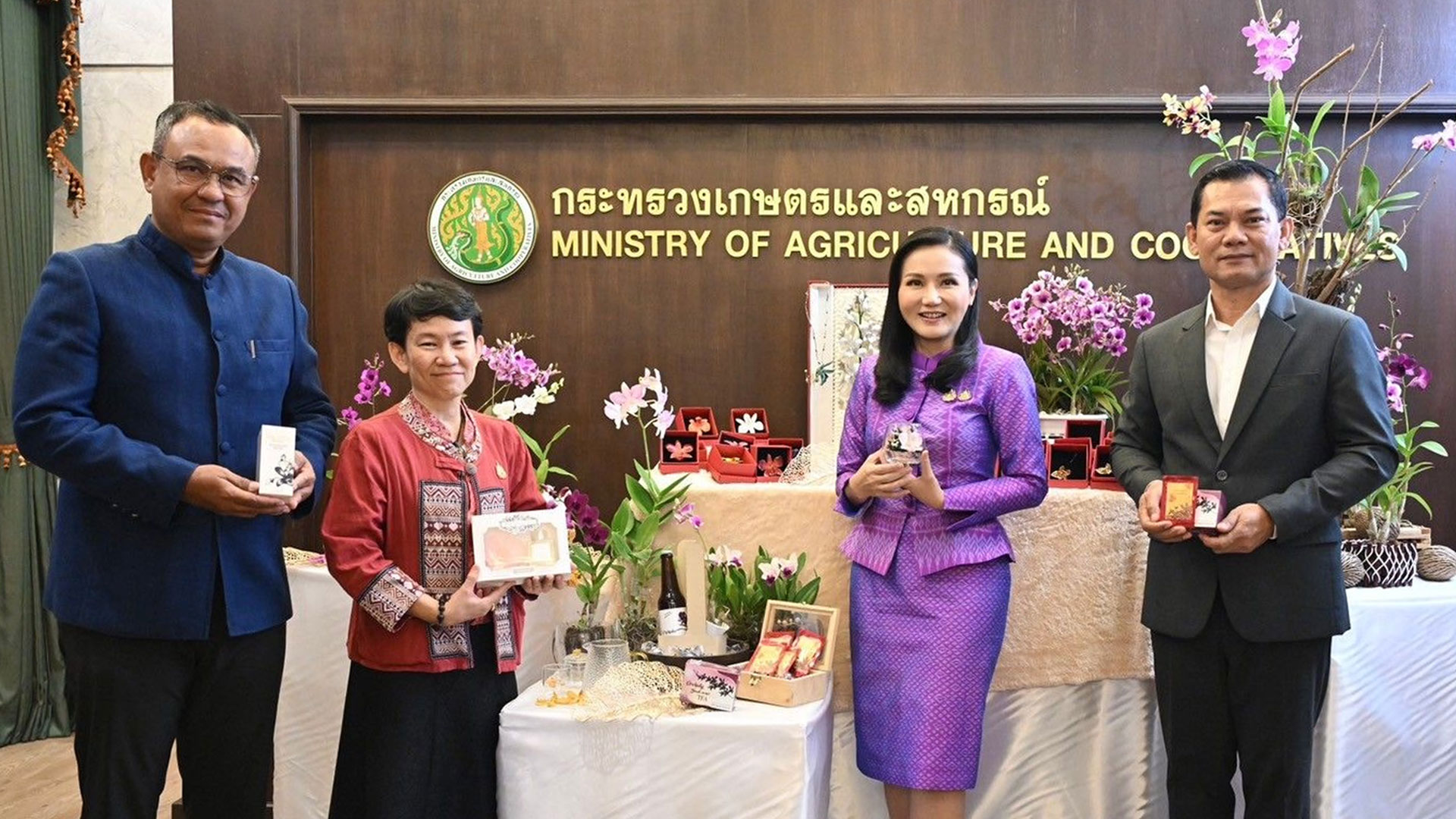 “รมว.นฤมล” นำทีมกระทรวงเกษตรฯ จัดงาน “Beyond & Journey of Siam Orchids” 16 ม.ค.นี้ เพิ่มโอกาสให้เกษตรกรผู้ปลูกกล้วยไม้ไทยเข้าถึงกลุ่มผู้บริโภคมากขึ้น 1 รมว.นฤมล2 1