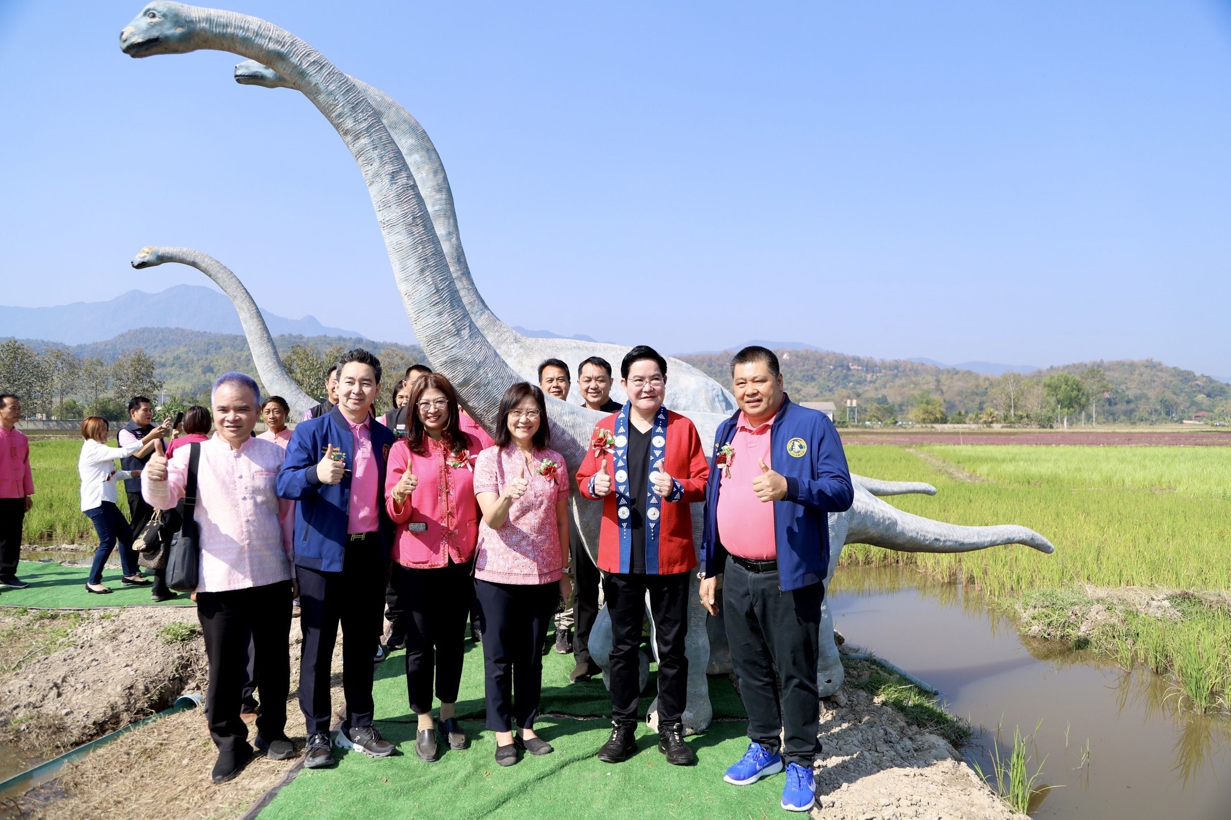 รมช.เกษตรฯเปิดงานรณรงค์การถ่ายทอดเทคโนโลยี เพิ่มศักยภาพการผลิตข้าวสู่สินค้าเกษตรมูลค่าสูง พร้อมเปิดจุดเช็คอินใหม่ 'แปลงข้าวหลากสี' แหล่งท่องเที่ยวเชิงเกษตรอีกแห่งหนึ่งของจังหวัดพะเยา 9 1141752